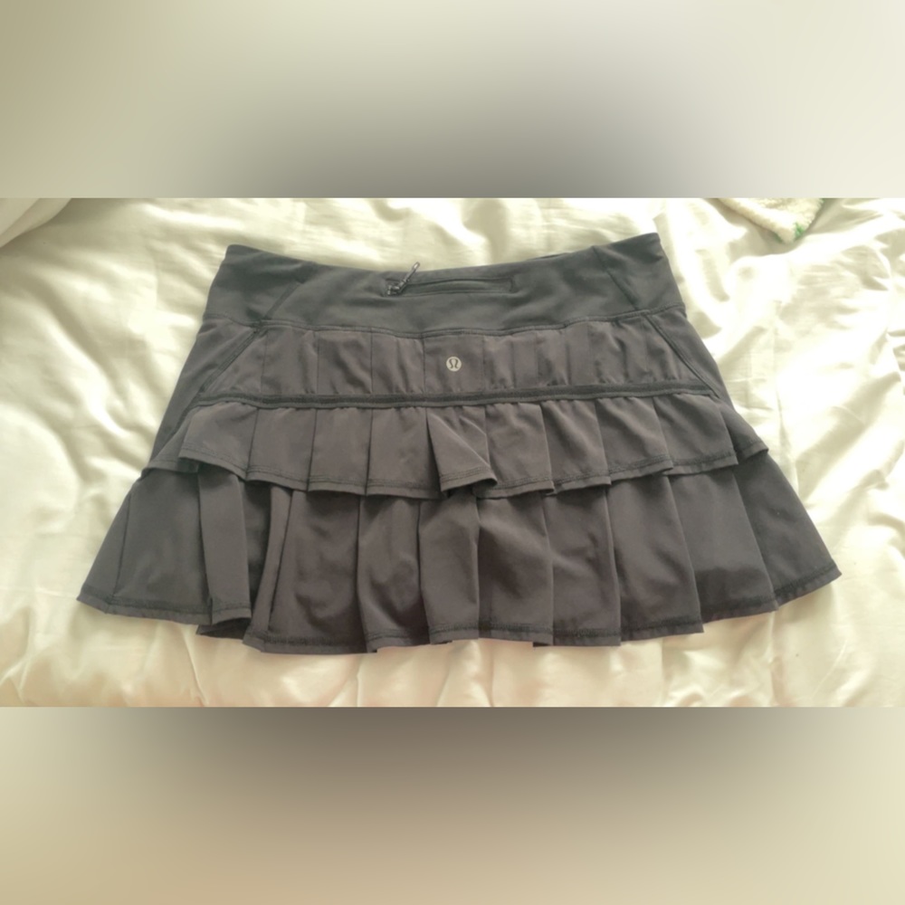 lululemon skort size 8! nothing is wrong just doesn’t fit! and good condition